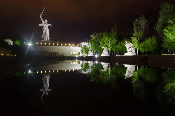 5 月 9 日 (2 月 23 日スターリングラードで Mamaev クルガンと祖国記念碑の一部). — ストック写真