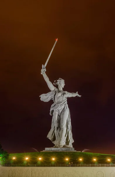 9 Mayıs Zafer Bayramı. Stalingrad'daki Mamaev Kurgan ve Anavatan anıtının bir bölümü (23 Şubat, 9 Mayıs).