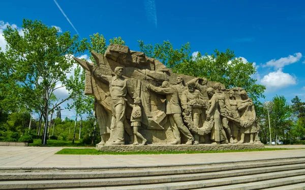 9 травня, День перемоги. Частина Мамаєва курган і Батьківщина пам'ятник у Сталінграді (23 лютого, 9 травня). — стокове фото