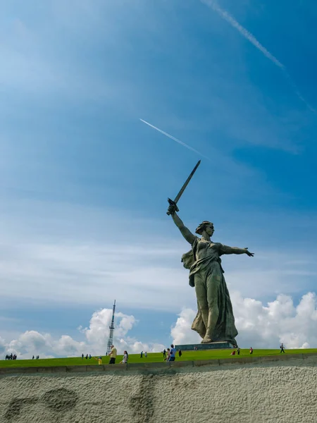 9 Mayıs Zafer Bayramı. Stalingrad'daki Mamaev Kurgan ve Anavatan anıtının bir bölümü (23 Şubat, 9 Mayıs).