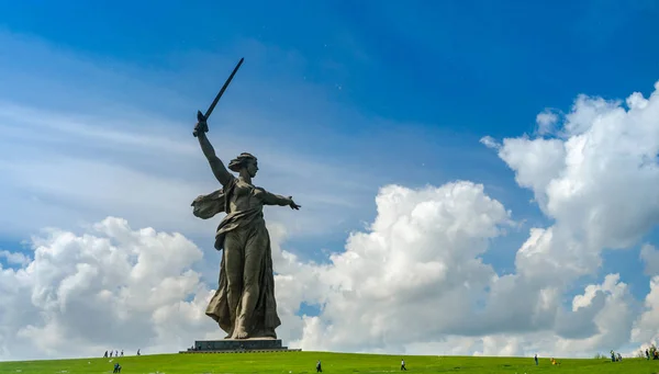 5月9日 勝利の日スターリングラードのママエフ・クルガンと母国の記念碑の一部(2月23日、5月9日)). — ストック写真