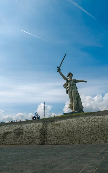 9 Mayıs Zafer Bayramı. Stalingrad'daki Mamaev Kurgan ve Anavatan anıtının bir bölümü (23 Şubat, 9 Mayıs). — Stok fotoğraf