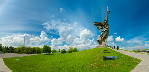 Часть памятника Мамаеву Кургану и Родине в Сталинграде (23 февраля, 9 мая
).