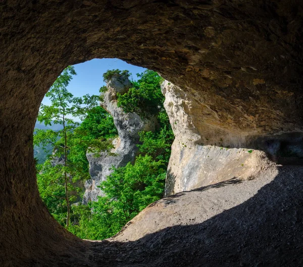 Panorama mountain Yeşil manzaralı üst kısmında Kafkas Dağları mağara