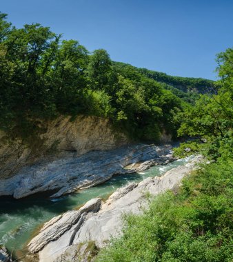 Kafkas Dağları'nda güzel beyaz Nehri Panoraması