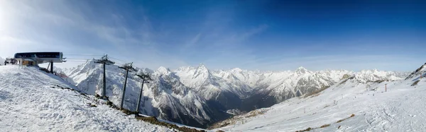 Ośrodek narciarski Góra w górach Kaukazu, Dombai, Rosja — Zdjęcie stockowe