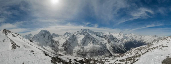 Ski gunung resor di pegunungan Kaukasus, Dombai, Rusia — Stok Foto