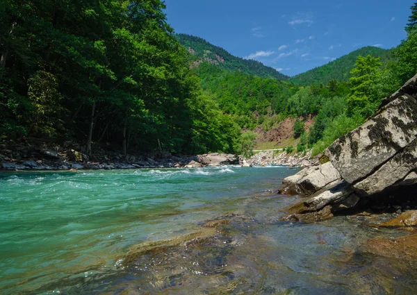 Panorama de la belle rivière blanche dans les montagnes caucasiennes — Photo