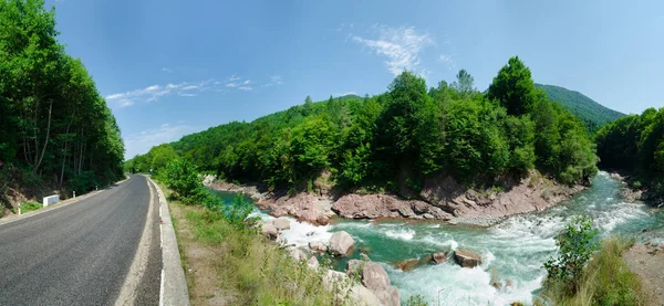 Kafkas Dağları'nda güzel beyaz Nehri Panoraması