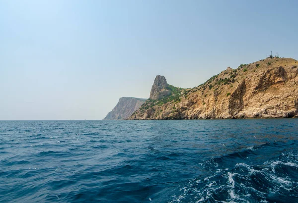 Deniz, kayalar ve dağlar. Açık denizde, kayalar ve dağlar Balaklava, Crimea yakınındaki bir görünüm