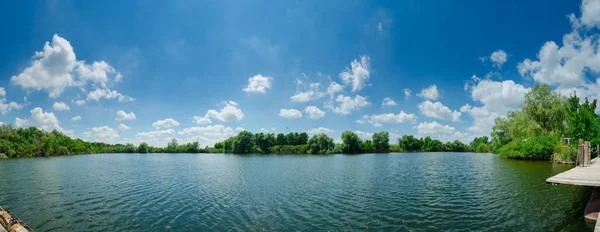 Panorama manzara. Güzel yaz göl bulutlu gökyüzü arka plan ile. 