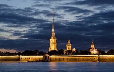 Gece fotoğraf. Neva Nehri. Peter ve Paul Fortress, St. Petersburg, Rusya Federasyonu
