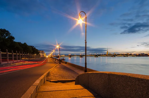 Neva Nehri'nin setin gece St. Petersburg güzel görünümü