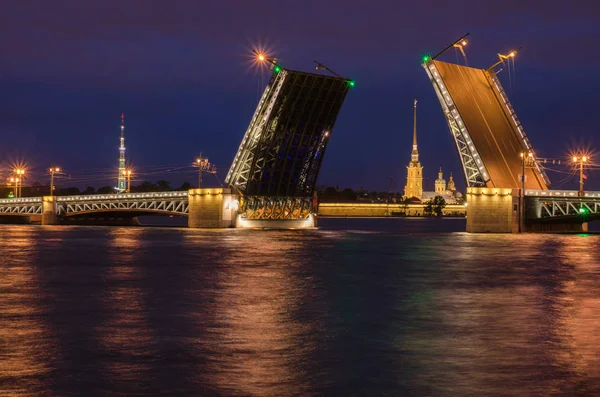 Köprüler, gece St. Petersburg Neva Nehri'nin set üzerinden ıslahının güzel manzara — Stok fotoğraf