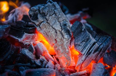 İçin için yanan külleri. Yanan kömür. Barbekü Barbekü.