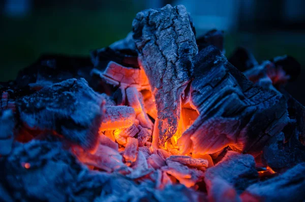 Ceneri fumanti. Carbone in fiamme. Barbecue barbecue . — Foto Stock