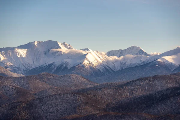 Musim dingin terbenam di pegunungan Kaukasus di Lagonaki, Adygea, Rusia — Stok Foto