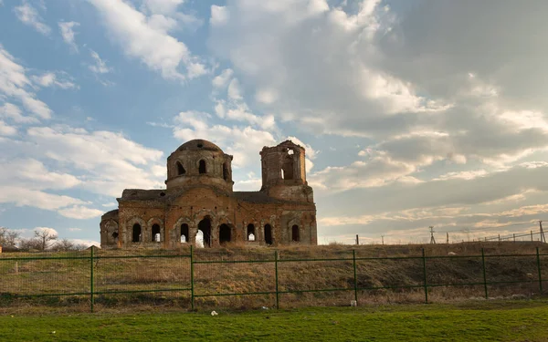 Nesvetay çiftliğindeki Kutsal Surb-Karapeta (John Predteche) kilisesi yıkıldı. Rostov bölgesi. Rusya