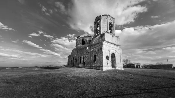 Nesvetay çiftliğindeki Kutsal Surb-Karapeta (John Predteche) kilisesi yıkıldı. Rostov bölgesi. Rusya