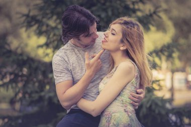 Yaz aşk, genç sevimli çift sarılma ve genç aşk zevk