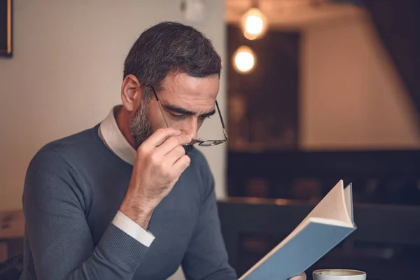 Homem Sênior Tendo Problemas Para Ler Livro Com Seus Óculos — Fotografia de Stock