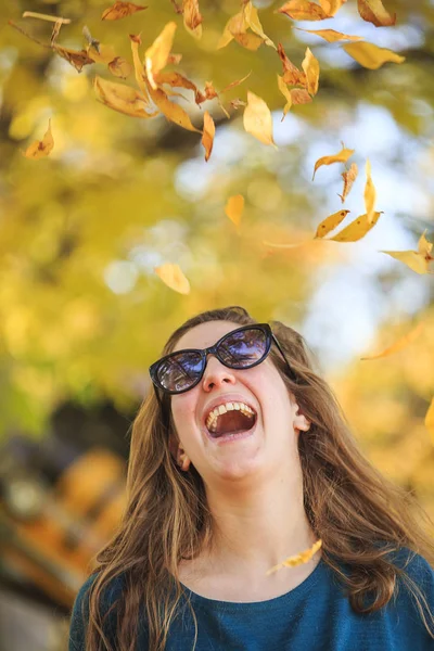 Feliz Joven Mujer Caucásica Disfrutando Del Otoño Arrojando Hojas Amarillas — Foto de Stock