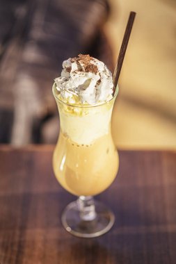 Buzlu kahve sıcak güneşli bir günde