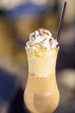 Buzlu kahve sıcak güneşli bir günde