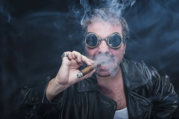 Курець стімпанк з кубинською сигарою — стокове фото