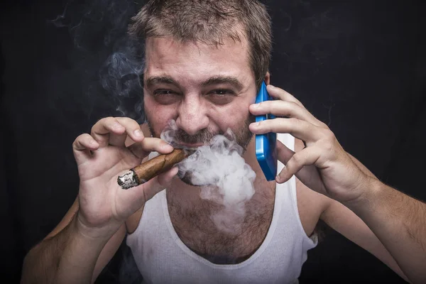 Rude fumando homem gritando com seu telefone celular — Fotografia de Stock