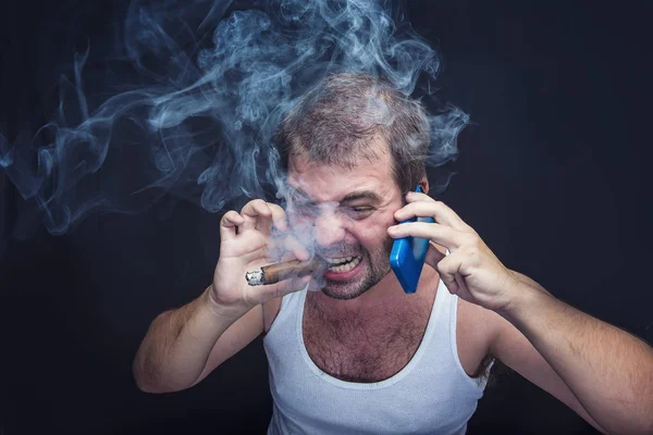 Rude fumando homem gritando com seu telefone celular — Fotografia de Stock