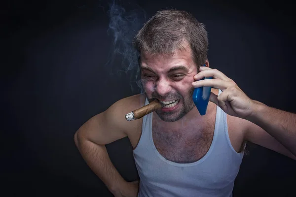 Κάπνισμα αγενής άνθρωπος φωνάζει στο τηλέφωνο κυττάρων του — Φωτογραφία Αρχείου