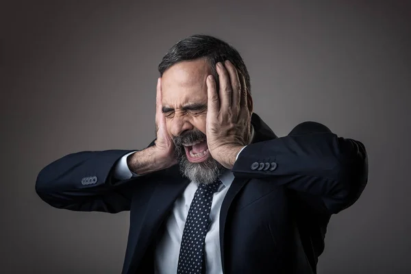 Homme d'affaires en colère avec un terrible mal de tête — Photo