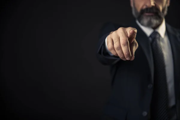 Hombre de negocios señalando dedo — Foto de Stock