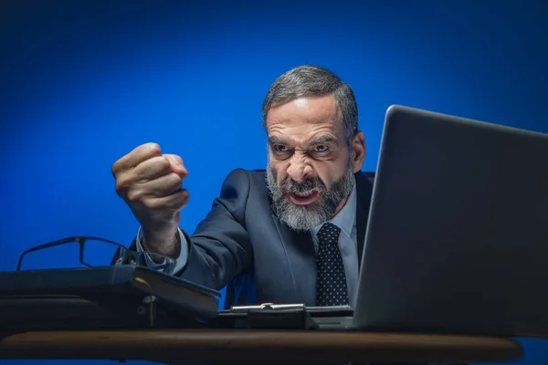 Kızgın, mutsuz patron tehdit