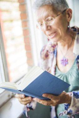 Yaşlı bayan nostaljik ve melankolik