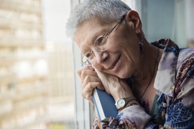 Yaşlı bayan nostaljik ve melankolik