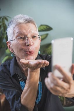 Görüntülü sohbet app kullanarak büyükanne