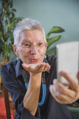 Görüntülü sohbet app kullanarak büyükanne