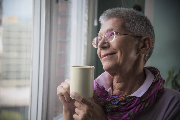 Bunica se bucură de cafeaua de dimineață — Fotografie, imagine de stoc