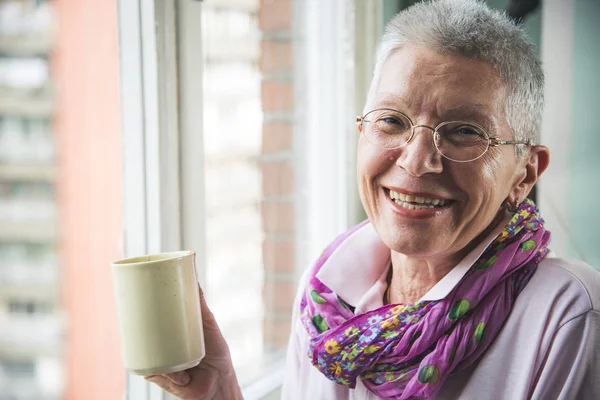 Бабушка наслаждается утренним кофе — стоковое фото