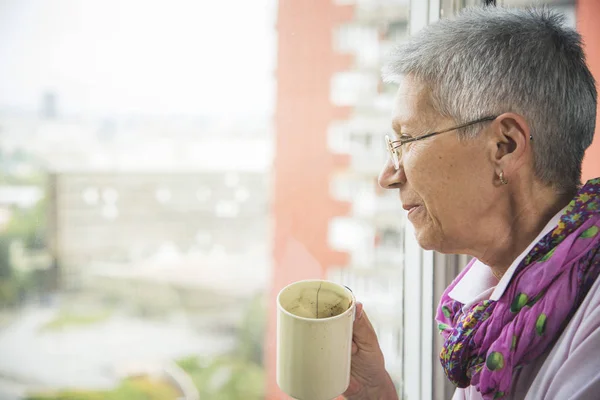 Abuela disfrutando de su café de la mañana — Foto de Stock