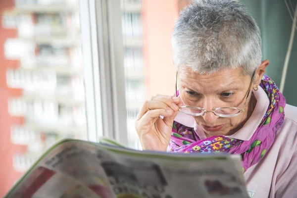 Slecht gezichtsvermogen voor een senior dame — Stockfoto