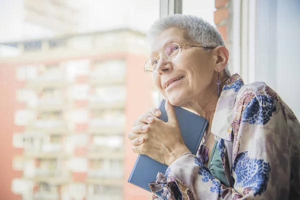 Nostalgisch en melancholische oude dame — Stockfoto