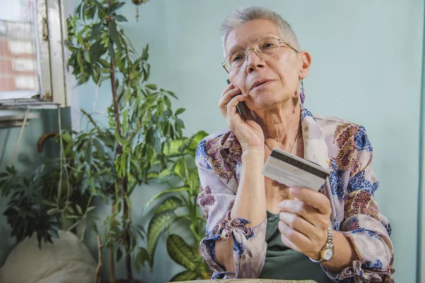 Стара жінка має проблеми з кредитною карткою — стокове фото