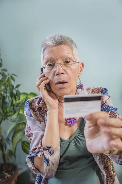 Ηλικιωμένη γυναίκα Έχοντας προβλήματα με την πιστωτική της κάρτα — Φωτογραφία Αρχείου