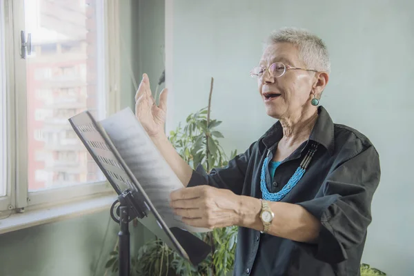 Бабушка сопрано певица — стоковое фото