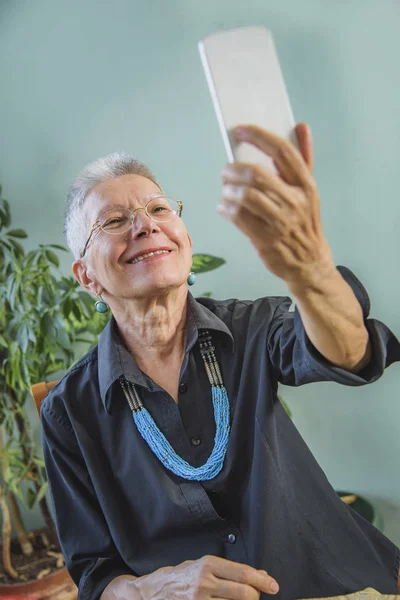 Mormor med en videochatt app — Stockfoto