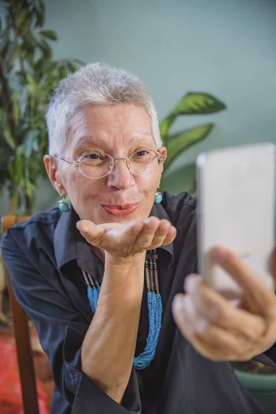 Babcia, za pomocą aplikacji wideo czat — Zdjęcie stockowe