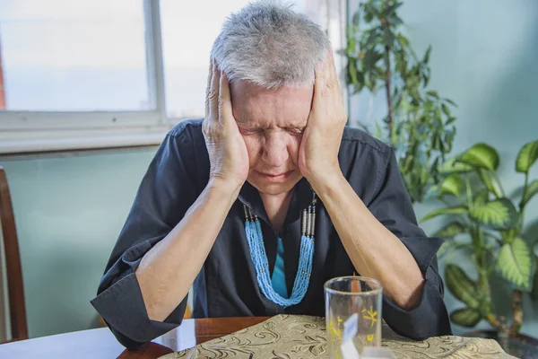 Стара жінка відчуває сильний головний біль — стокове фото